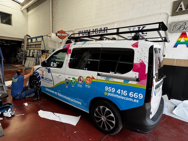 Rotulaci&oacute;n integral de furgoneta con vinilos fundidos en impresi&oacute;n digital. Point Telecom Sevilla