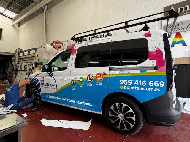 Rotulaci&oacute;n integral de furgoneta con vinilos fundidos en impresi&oacute;n digital. Point Telecom Sevilla