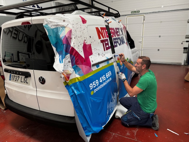 Rotulaci&oacute;n integral de furgoneta con vinilos fundidos en impresi&oacute;n digital. Point Telecom Sevilla