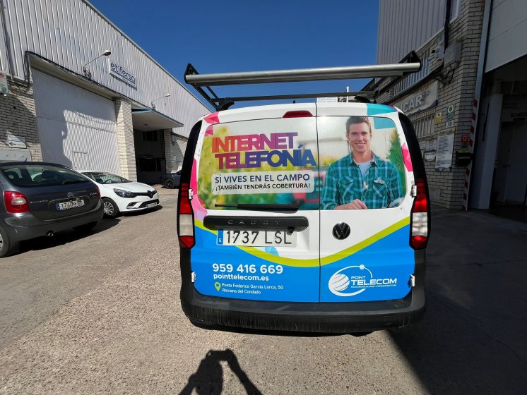 Rotulaci&oacute;n integral de furgoneta con vinilos fundidos en impresi&oacute;n digital. Point Telecom Sevilla