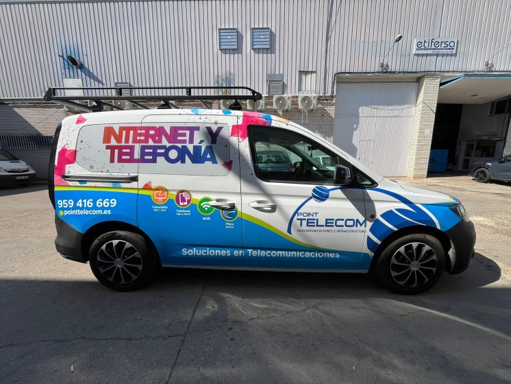 Rotulaci&oacute;n integral de furgoneta con vinilos fundidos en impresi&oacute;n digital. Point Telecom Sevilla