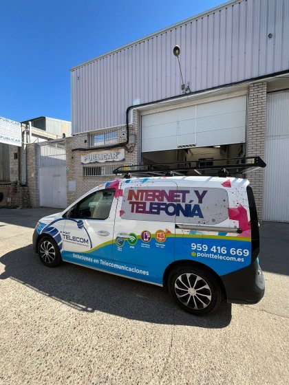 Rotulaci&oacute;n integral de furgoneta con vinilos fundidos en impresi&oacute;n digital. Point Telecom Sevilla