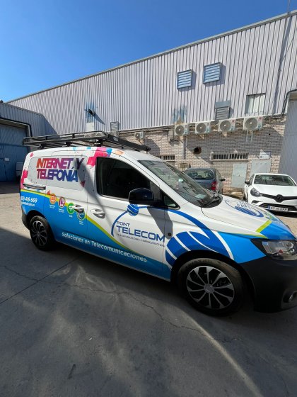 Rotulaci&oacute;n integral de furgoneta con vinilos fundidos en impresi&oacute;n digital. Point Telecom Sevilla
