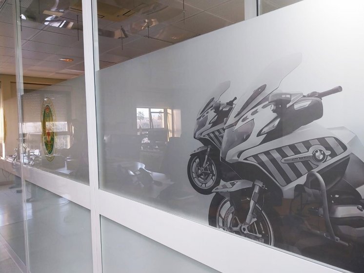 Rotulaci&oacute;n de mamparas en vinilo &aacute;cido plata impreso y laminado. &Aacute;rea de Cota en Subsector de Tr&aacute;fico de Sevilla.