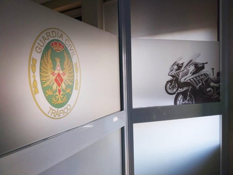 Rotulaci&oacute;n de mamparas en vinilo &aacute;cido plata impreso y laminado. &Aacute;rea de Cota en Subsector de Tr&aacute;fico de Sevilla.