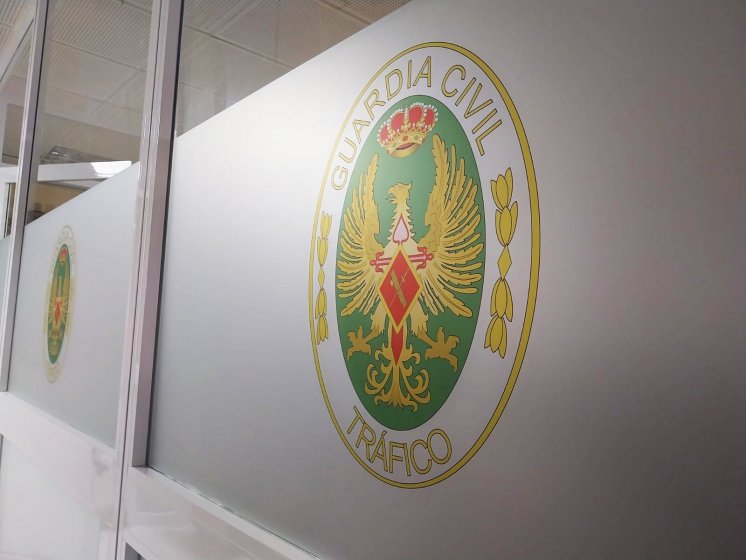 Rotulaci&oacute;n de mamparas en vinilo &aacute;cido plata impreso y laminado. &Aacute;rea de Cota en Subsector de Tr&aacute;fico de Sevilla.