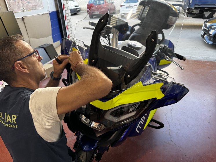 Rotulación de moto con diseño personalizado con vinilo amarillo flúor fundido, en moto Mitt 750 GT-K en Sevilla.