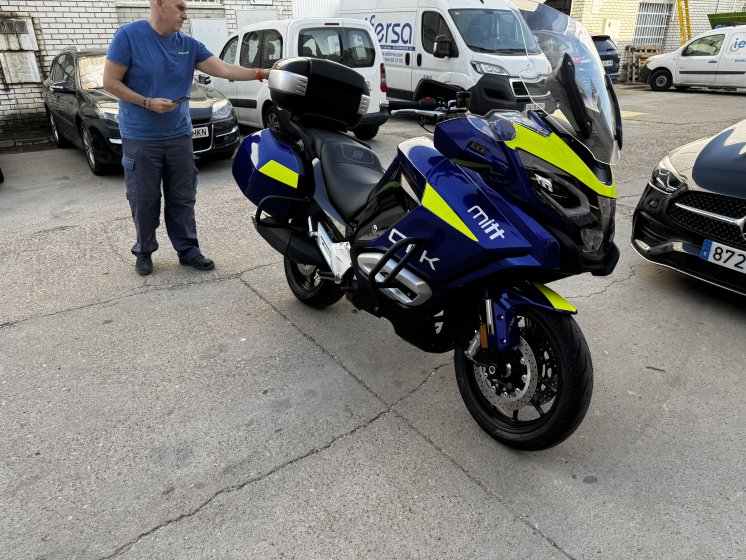 Rotulación de moto con diseño personalizado con vinilo amarillo flúor fundido, en moto Mitt 750 GT-K en Sevilla.