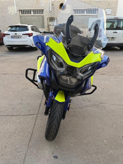 Rotulación de moto con diseño personalizado con vinilo amarillo flúor fundido, en moto Mitt 750 GT-K en Sevilla.