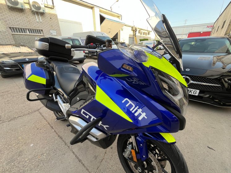 Rotulación de moto con diseño personalizado con vinilo amarillo flúor fundido, en moto Mitt 750 GT-K en Sevilla.