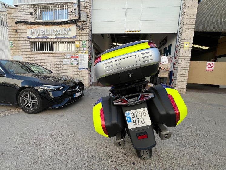 Rotulación de moto con diseño personalizado con vinilo amarillo flúor fundido, en moto Mitt 750 GT-K en Sevilla.