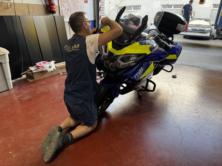 Rotulación de moto con diseño personalizado con vinilo amarillo flúor fundido, en moto Mitt 750 GT-K en Sevilla.