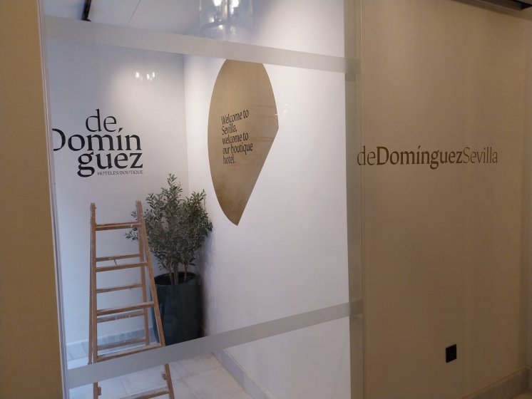 Rotulaci&oacute;n para decoraci&oacute;n de interiores para el Hotel Dom&iacute;nguez en Sevilla.