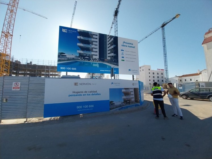 Rotulaci&oacute;n de vallado para Inmocaixa en Sevilla.