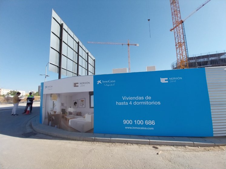 Rotulaci&oacute;n de vallado para Inmocaixa en Sevilla.