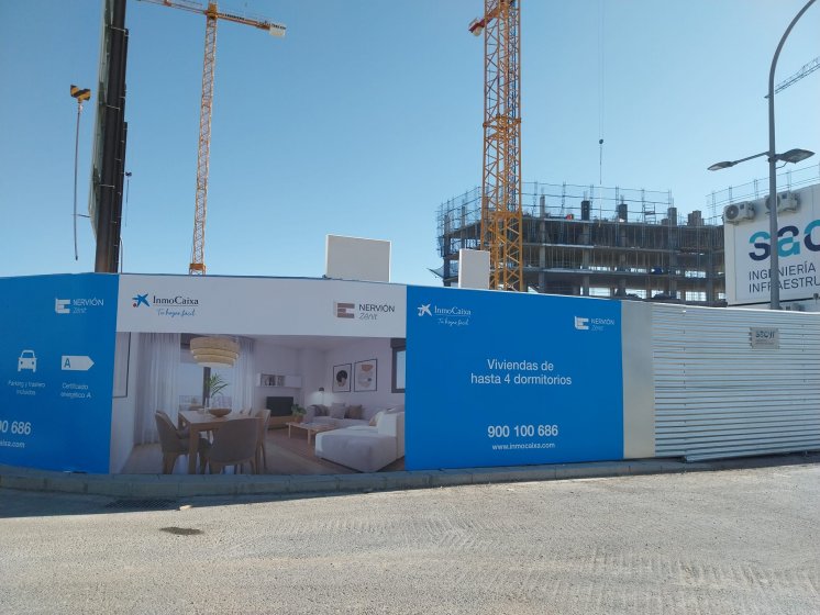 Rotulaci&oacute;n de vallado para Inmocaixa en Sevilla.