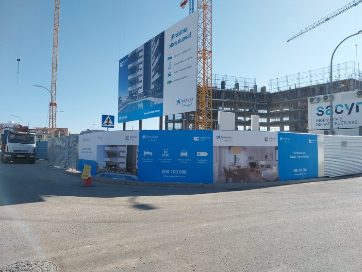 Rotulaci&oacute;n de vallado para Inmocaixa en Sevilla.