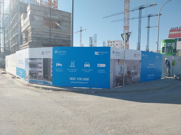 Rotulaci&oacute;n de vallado para Inmocaixa en Sevilla.