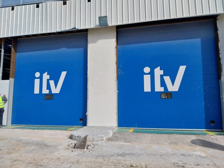 Rotulaci&oacute;n en vinilo de corte para se&ntilde;alizar las puertas de la ITV de Algeciras, C&aacute;diz.