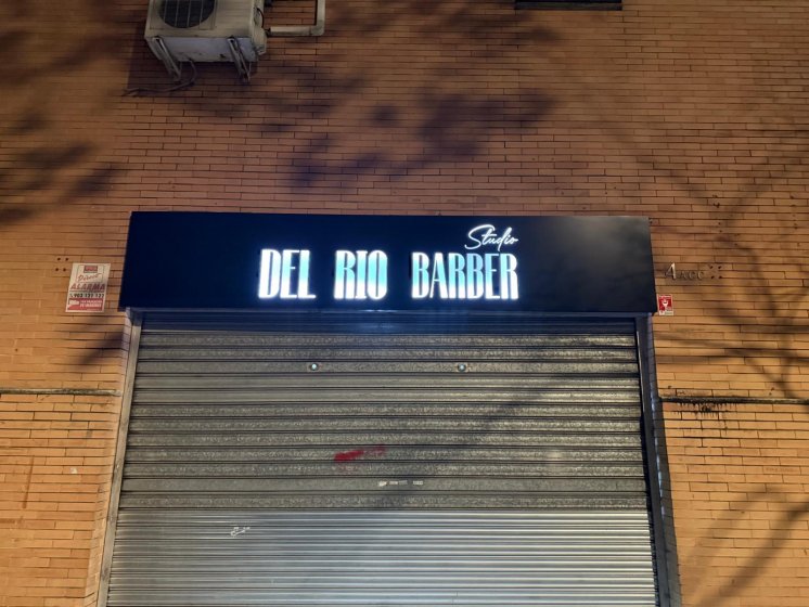 Rótulo caja corpórea luminosa con frente calado para Barber Sevilla.