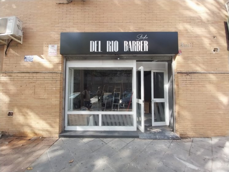 Rótulo caja corpórea luminosa con frente calado para Barber Sevilla.