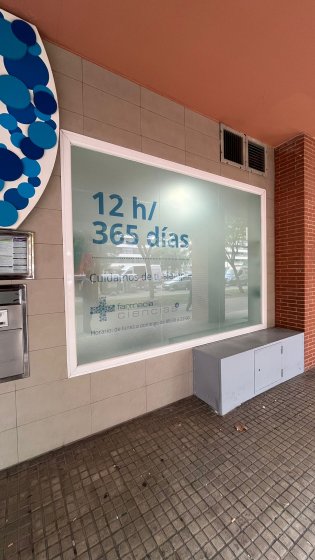 R&oacute;tulo caja corp&oacute;rea luminosa con frente calado para farmacia Ciencias Sevilla.