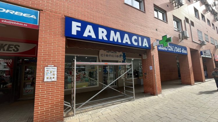 R&oacute;tulo caja corp&oacute;rea luminosa con frente calado para farmacia Ciencias Sevilla.