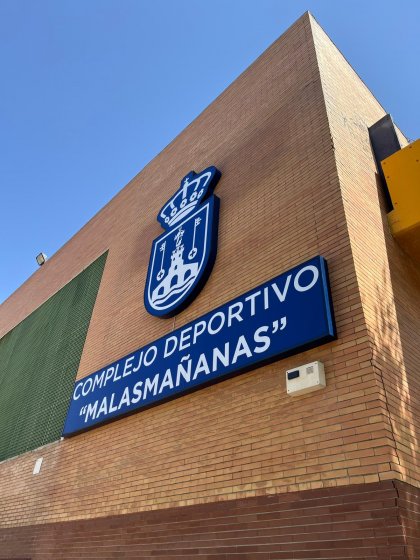 Rótulo caja corpórea luminosa con frente en metacrilato para Centro Deportivo Malasmañanas en Alaclá de Guadaira Sevilla.