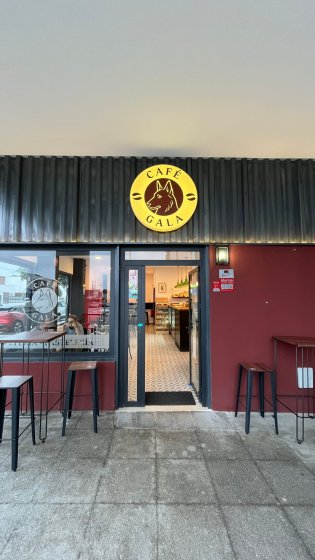 R&oacute;tulo caja corp&oacute;rea para Caf&eacute; Gala en Sevilla.