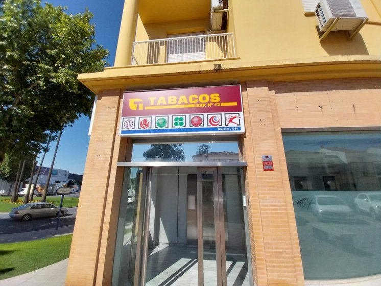 Rótulo caja luminosa con frontal de metacrilato y rotulado con vinilos traslúcidos. Estanco y Loterías del Estado en Dos Hermanas Sevilla.