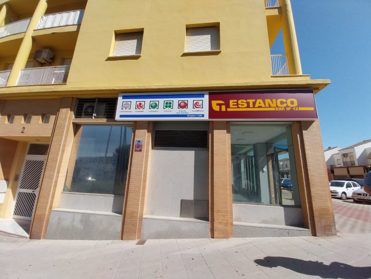 Rótulo caja luminosa con frontal de metacrilato y rotulado con vinilos traslúcidos. Estanco y Loterías del Estado en Dos Hermanas Sevilla.