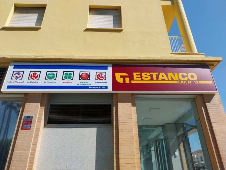 Rótulo caja luminosa con frontal de metacrilato y rotulado con vinilos traslúcidos. Estanco y Loterías del Estado en Dos Hermanas Sevilla.