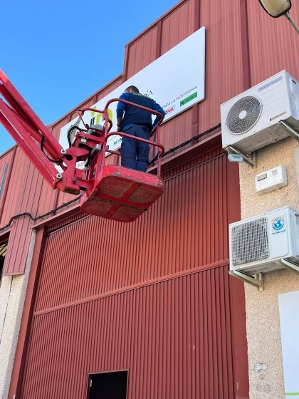 R&oacute;tulo cartel en bandeja con bastidor interior y rotulado con protecci&oacute;n UV. Para ID Hosterler&iacute;a en Dos Hermanas Sevilla.