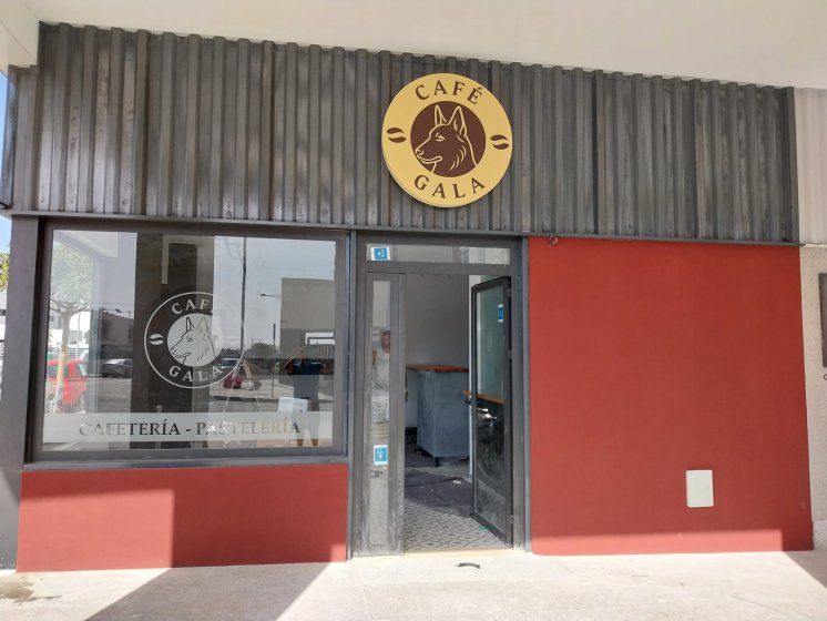 R&oacute;tulo cartel en caja corp&oacute;rea luminosa para Caf&eacute; Gala en Sevilla.