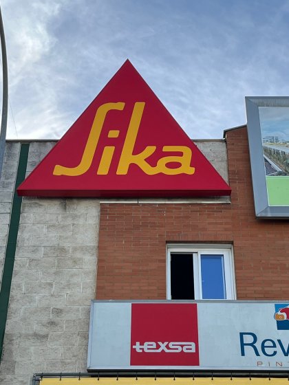 R&oacute;tulo cartel caja luminosa con frente de lona para Sika Sevilla.