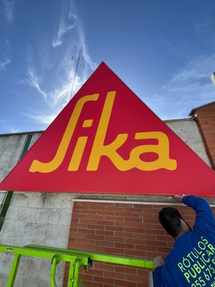 R&oacute;tulo cartel caja luminosa con frente de lona para Sika Sevilla.