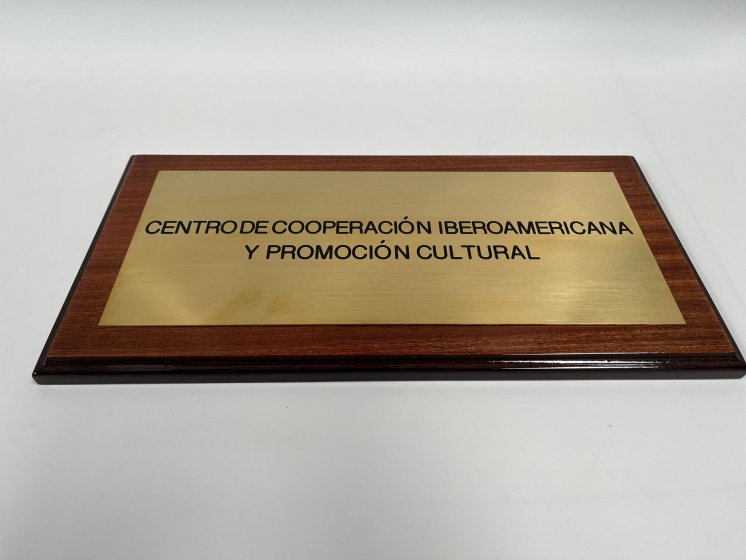 Rótulo cartel con metopa de madera y latón fresado en bajo relieve y patina de tinta. Para El Centro de Cooperación Iberoamericana y promoción Cultural.