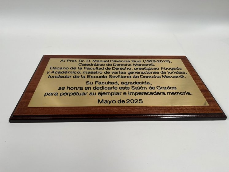 Rótulo cartel con metopa de madera y latón fresado en bajo relieve y patina de tinta. Para la Facultad de Derecho, de la Universidad de Sevilla.