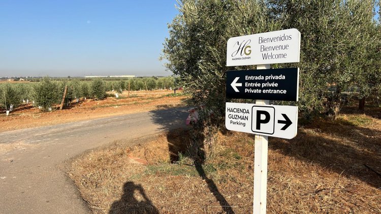 R&oacute;tulo cartel indicador de finca para Acesur en Sevilla.