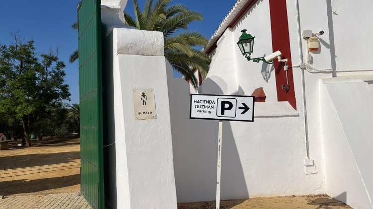 R&oacute;tulo cartel indicador de finca para Acesur en Sevilla.