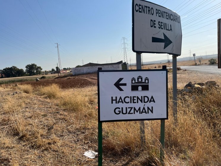 R&oacute;tulo cartel indicador de finca para Acesur en Sevilla.