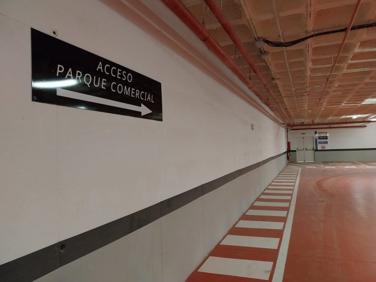 R&oacute;tulo cartel indicador para centro comercial en Alacal&aacute; de Guadaira Sevilla.