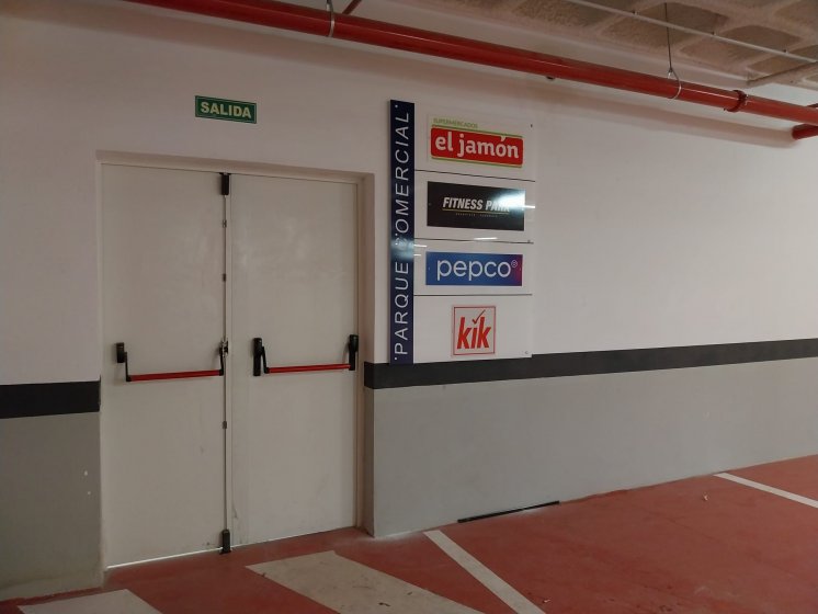 R&oacute;tulo cartel indicador para centro comercial en Alacal&aacute; de Guadaira Sevilla.