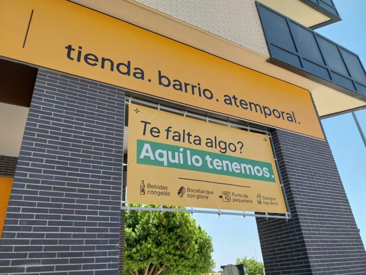 R&oacute;tulo cartel en lona enmarcada en Sevilla.