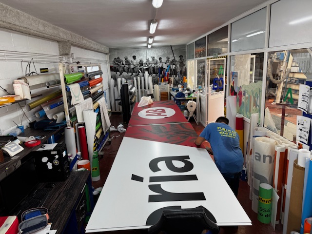 R&oacute;tulo cartel para frente de Local realizado en bandeja rotulada. Para Caf&eacute; AB Sevilla