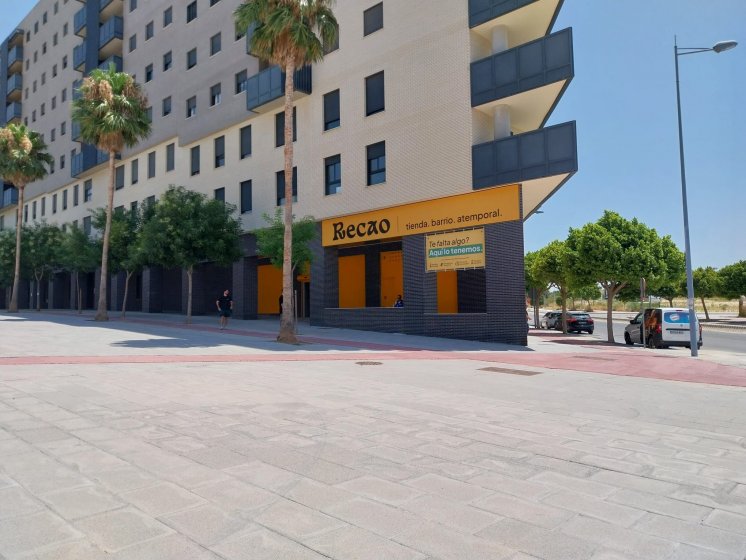 R&oacute;tulo cartel para frente de Local realizado en bandeja rotulada. Tienda Recao en Entren&uacute;cleos Dos Hermanas Sevilla