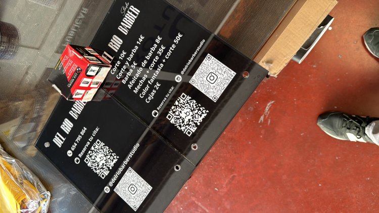 R&oacute;tulo cartel en placa de metacrilato. Del R&iacute;o Barber Sevilla.