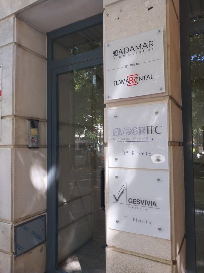 R&oacute;tulo cartel en placa de metacrilato. Sevilla.