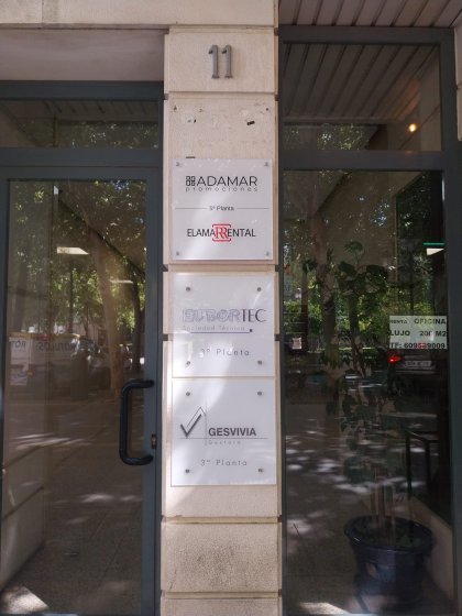 R&oacute;tulo cartel en placa de metacrilato. Sevilla.