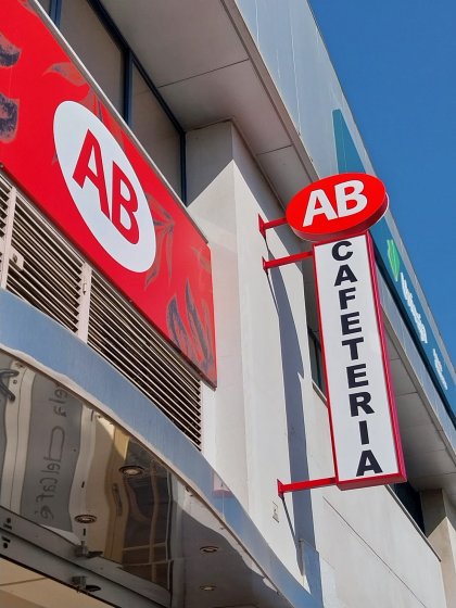 R&oacute;tulo cartel tipo banderola para Caf&eacute; AB en Sevilla.